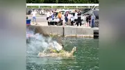佐渡・黒姫集落で「舟流し」 先祖の霊を極楽浄土へ見送る