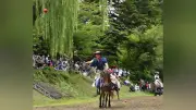 江戸時代から続く馬上の球技「加賀美流騎馬打毬」、八戸・長者山新羅神社で奉納行事 紅白の騎手が熱戦を繰り広げた
