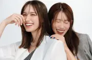 トラウデン直美＆中川安奈、密着ショット公開 慶応大卒の共通点 FRIDAYで初対談