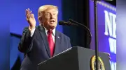 トランプ政権、記者のビザ申請でSNS公開義務化へ