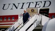 トランプ氏、イラン暗殺警戒し専用機を秘密裏に離脱 米紙報道