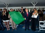 トランプ氏、ワシントンでインディカー観戦 建国記念レースのスタート告げる