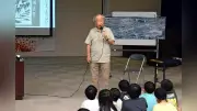 ８歳で津空襲を経験の亀井さん、児童約４０人に体験語る
