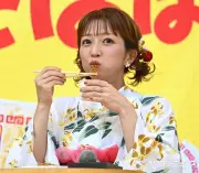 辻希美、2年ぶり浴衣姿で登場 絶叫響く中イベントに苦笑い 焼きそばをバク食い＆楽屋へ