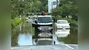 千葉市緑区で雷雨、市道冠水し車2台が立ち往生