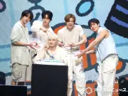 TXTヒュニンカイ、サプライズ誕生日に笑顔「皆さまの愛情に報いたい」