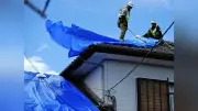 台風13号接近、熊本地震の被災地で屋根のブルーシート張り作業進む