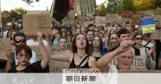 ウクライナ全面侵攻4年半、独立記念日に民主主義守る戦い続く