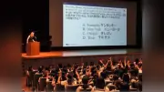 米外交官が出張授業、建国２５０周年で歴史・文化を語る…日本女子大附