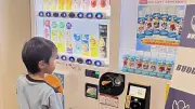 飲料自販機が姿消す、稼働台数ピーク時から2割減 各社はガチャガチャや独自決済でてこ入れ