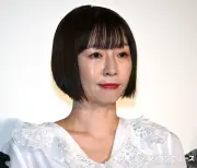 酒井若菜、朝と夜に植物へ抱きつく習慣を告白 美保純の交換提案に吉岡里帆がツッコミ