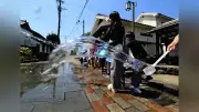 水の日、湧水のまち島原市の中心部で観光客らがひしゃくで打ち水 直後は涼しい風、温度計2度下がることもあった