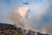 ギリシャ首都アテネ北西の沿岸リゾート地近くで山火事発生、強風で消火難航 住民約300人が海路で避難