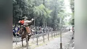 大分県宇佐市の宇佐神宮で夏越祭恒例の流鏑馬神事　「陰陽」と叫び矢を放ち、三つ全て的中させて観客沸かせる