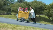 ヤマハと五十畑工業、保育士の負担軽減へ「電動アシストお散歩カー」開発