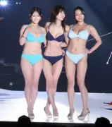 熊田曜子、関コレでネイビービキニ姿に大胆変身　華麗なポーズで会場沸かす