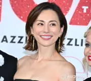 米倉涼子、『CHICAGO』観劇で「ほっとした」来日キャストと笑顔の囲み取材