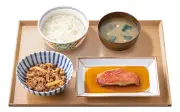 吉野家、金目鯛の煮付けと牛肉を1度に楽しめる「牛金目鯛の煮付け定食」を全国の店舗で期間限定発売、税込899円