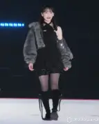 由布菜月、関コレでミニスカワンピ姿に 夫は上田綺世
