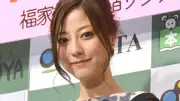 37歳・杉本有美、マタニティドレス姿でおなかに手を当て笑顔のショット披露
