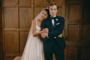 ゼンデイヤ×パティンソン『ドラマなふたり』結婚式シーン写真&インタビュー映像公開