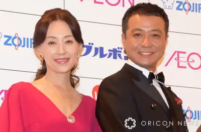 白城あやかさん「50代最後の誕生日」家族に祝福され感謝、夫・中山秀征さんと4人の息子との家族ショット公開