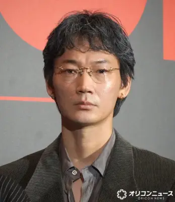 綾野剛、増量期の撮影でハプニング 末澤誠也が広背筋に隠れる「ずっと映らない」