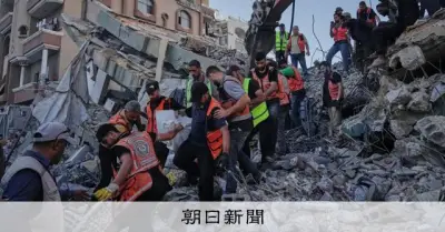 ガザ市で避難民のビル倒壊、21人死亡 約100人不明か