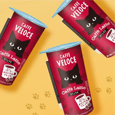 『カフェ・ベローチェ』40周年で初のチルドカップ登場 黒ねこデザインのカフェラテ発売