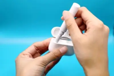 キャンドゥの220円イヤホン掃除スティック、AirPods Proの汚れに効果的