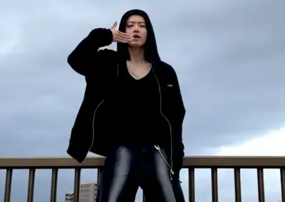 先天性難聴の男性、歌とダンスでプロの道へ「誰かのヒーローになれたら」