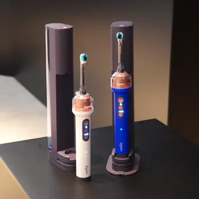 ダイソン初の電動歯ブラシ「CameraJet」、カメラとAIで歯間を自動検知しジェット噴射