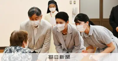 皇后さま、車いすの被爆者に深くかがみ込み 即位後初の長崎訪問でご一家が示した姿勢