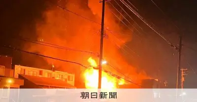 札幌市白石区の住宅で火災、隣家にも延焼　3人無事