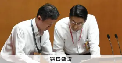 福岡県議会、根回し廃止の初代表質問で噛み合わぬ応酬 知事に耳打ちも