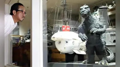 特撮の神様・円谷監督の出身地にゴジラ立像、利光貞三さん最後の原型を完成させ寄贈