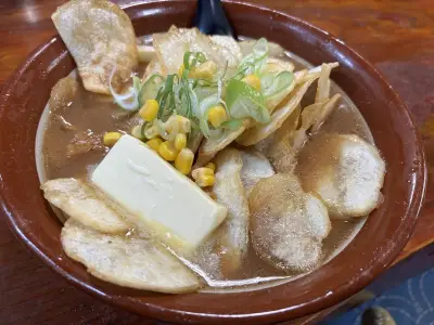 山形秘境の「手打らーめん 紅花」、自家製ポテトチップス山盛りの味噌バターポテトらーめんが話題