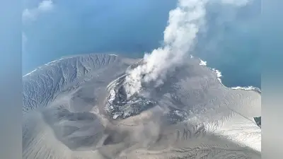 インドネシア火山が大規模噴火、空港閉鎖で27万人超が足止め