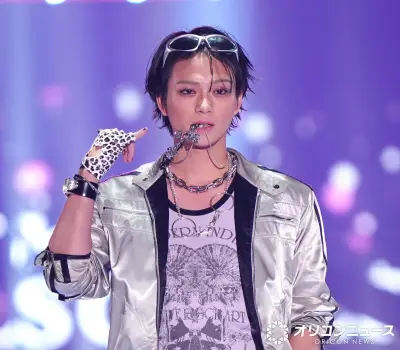 岩瀬洋志、TGCでペンダントくわえ挑発的ポーズ エッジィな装いで観客魅了