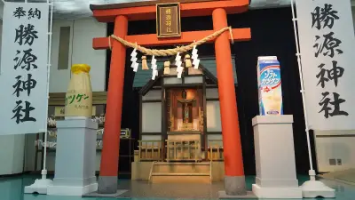 鳥居横に瓶と紙パックの模型が鎮座、勝源神社が話題 受験生ら必勝祈願で続々参拝
