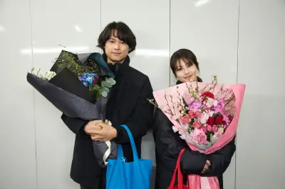 松村北斗&今田美桜、『白鳥とコウモリ』クランクアップ写真解禁　豪華キャストの晴れやかな表情