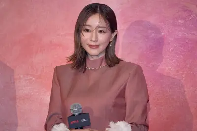 松岡茉優ら『ダウンタイム』試写会登壇、田中みな実が人形を本物の俳優と勘違い