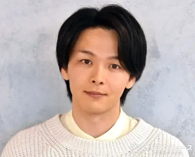 中村倫也、朝ドラ『風、薫る』オフショットで謎のポーズ 見上愛＆上坂樹里も便乗