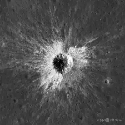 NASA、月面に新クレーター「マクゲッチン」を発見、100年に1度の衝突で形成