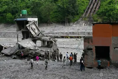 ネパール土石流、奇跡の救出から一夜 厳しい捜索続く 死者1325人