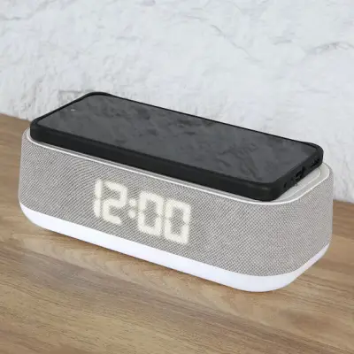 3490円の「置くだけスマホ充電LED時計 ライト付き」をニトリが発売、夜間でも見やすい