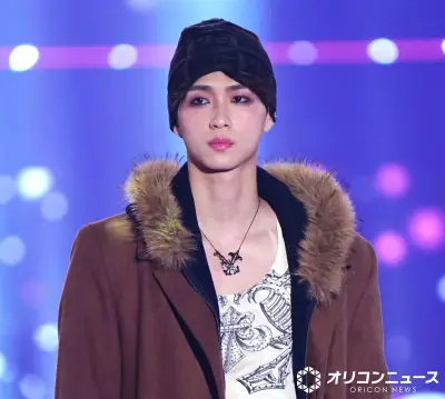 野村康太、TGCで濃いめアイメイクのダークな色気 長身ロングコート姿でランウェイ
