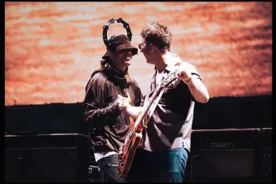 オアシス映画、リアム＆ノエルが「Acquiesce」を共演する本編映像公開