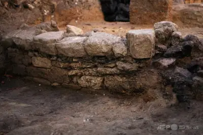 パリ中心部シテ島で古代都市ルテティアの城壁か、仏文化省が画期的発見と発表