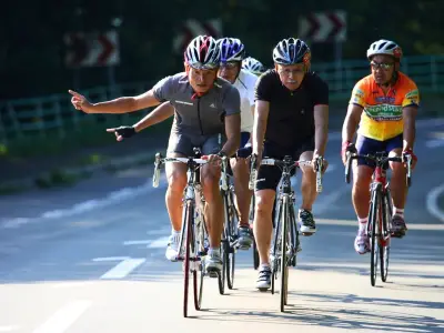 自転車の安全な乗り方、青切符導入で注目 左足着地やライト活用のコツ